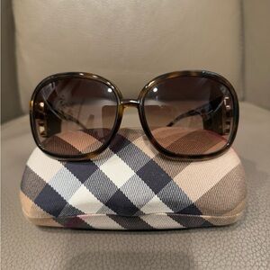 Burberry vintage 00s oversized sunglasses. 
Model B 4019-B 3002/13.